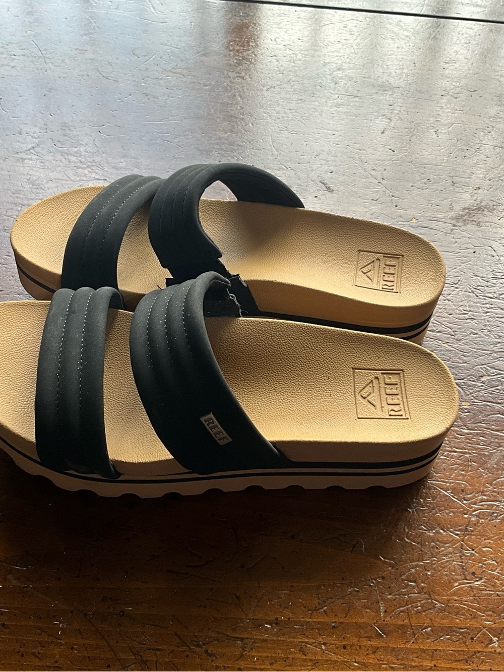 Ladies size 6 reef sandals - Picture 2 of 9